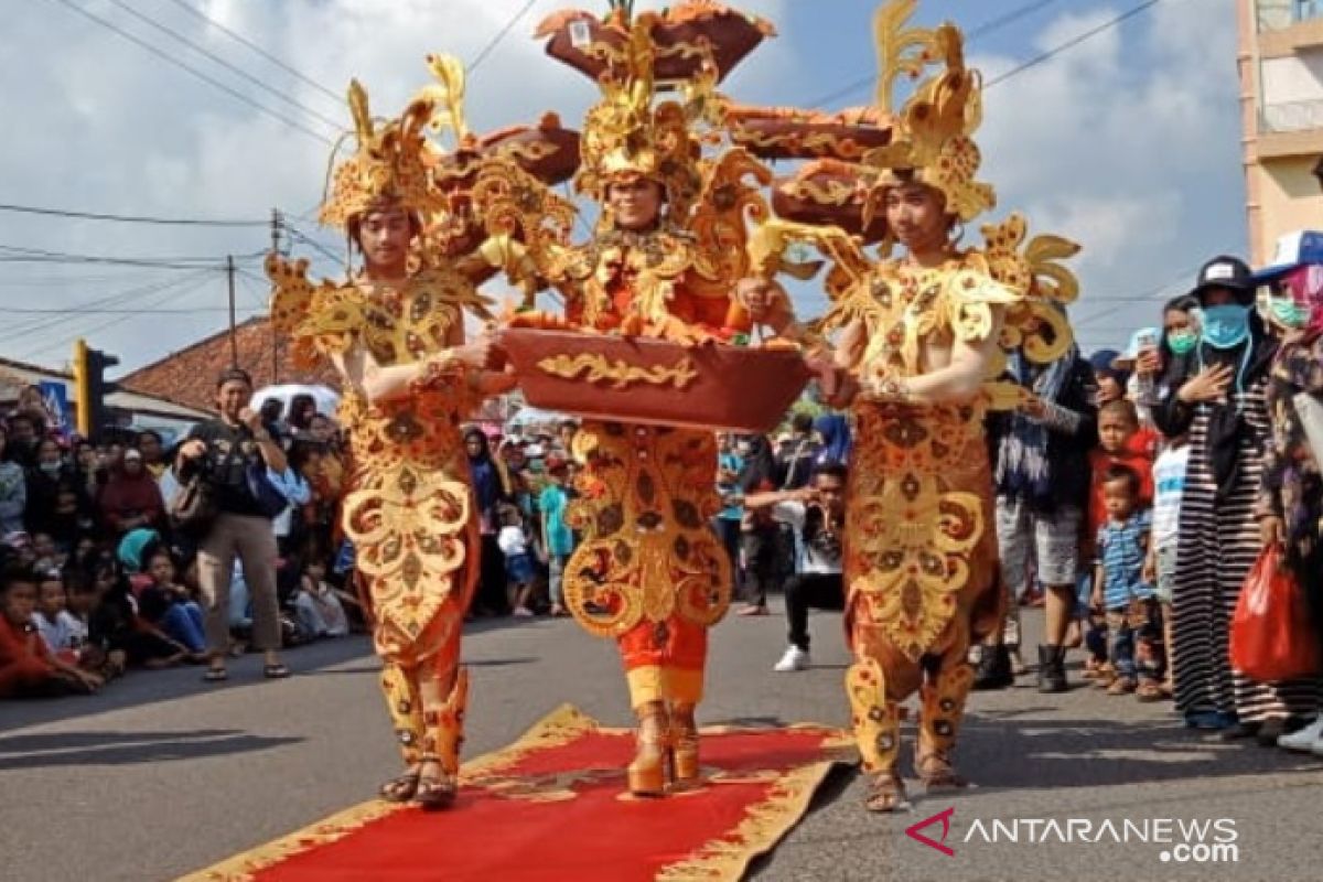 Ribuan pengunjung antusias saksikan Fashion Carnaval Toboali City of Fire