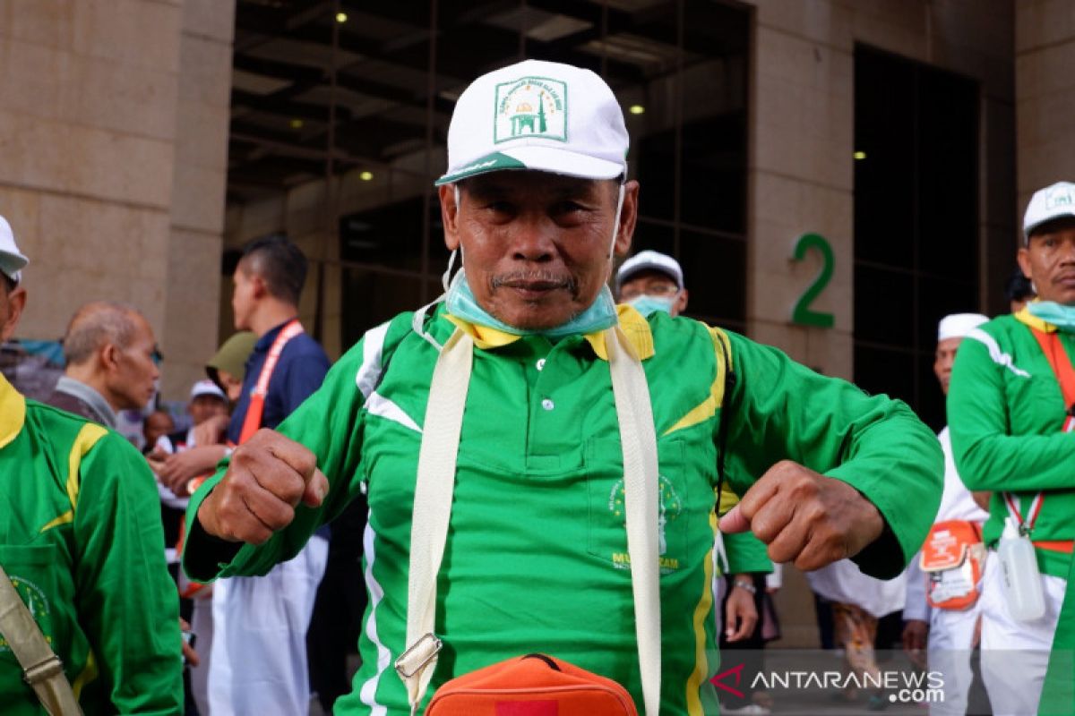 Jamaah haji senam "Ngapak" di Jarwal Mekkah