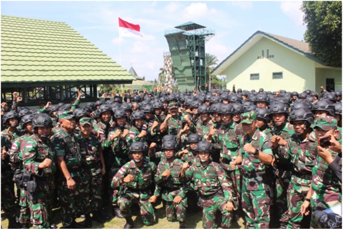 Satgas Pamtas Yonif R 142/KJ lewati jalur terjal jaga patok wilayah NKRI