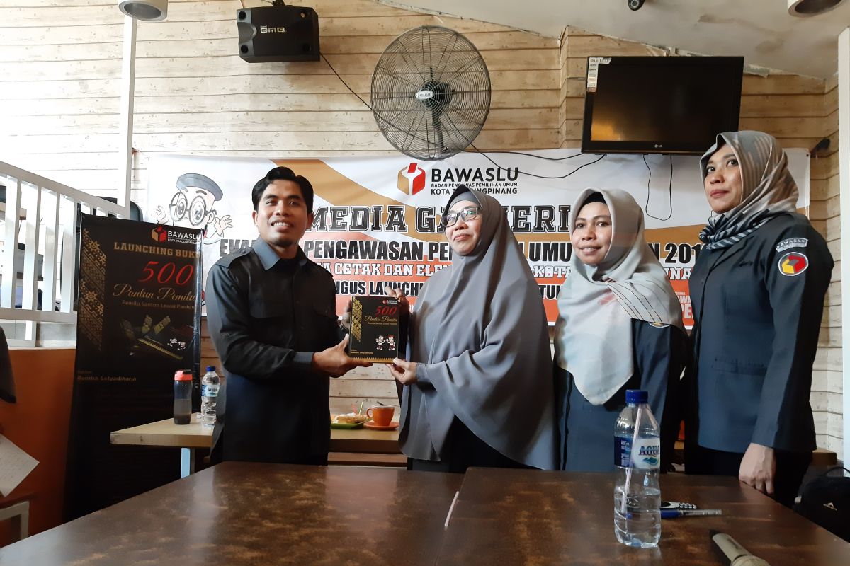 Bawaslu Kota Tanjungpinang luncurkan buku "500 Pantun Pemilu"