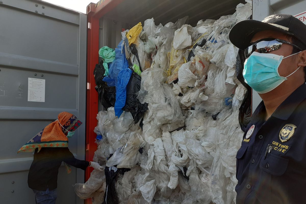 Bea cukai reekspor limbah plastik ke Hongkong