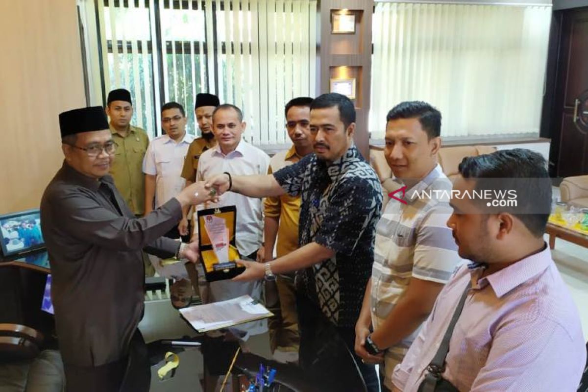 Bupati Aceh Barat terima penghargaan terkait sukesnya  Pemilu 2019