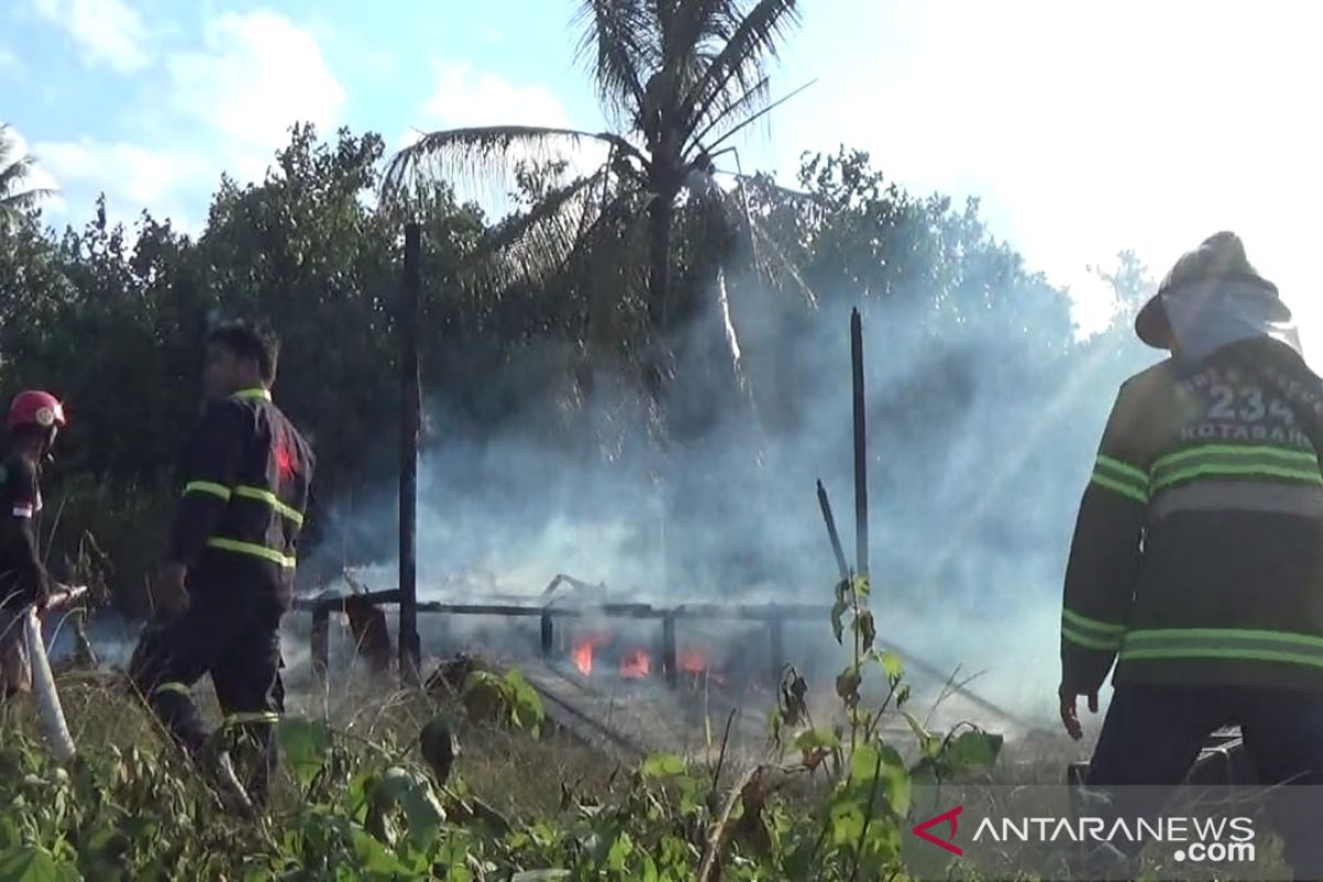 Ditinggal melaut, rumah Nanang hangus terbakar