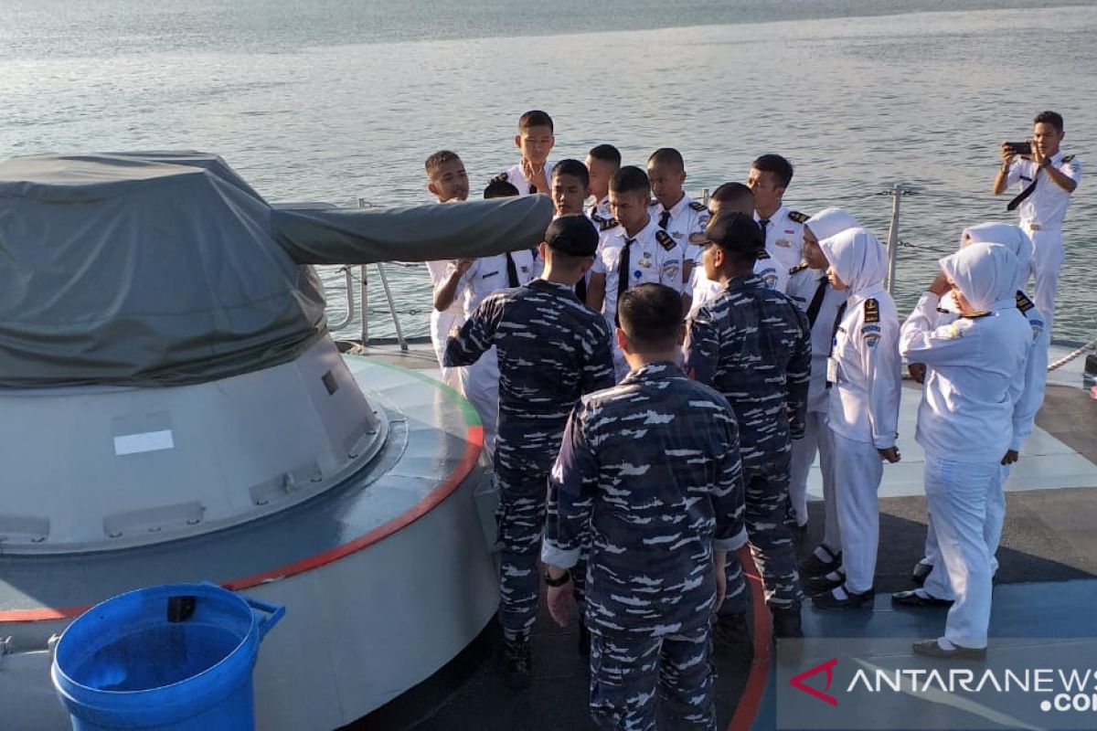Navywarship KRI Sampari 628 visits Kotabaru