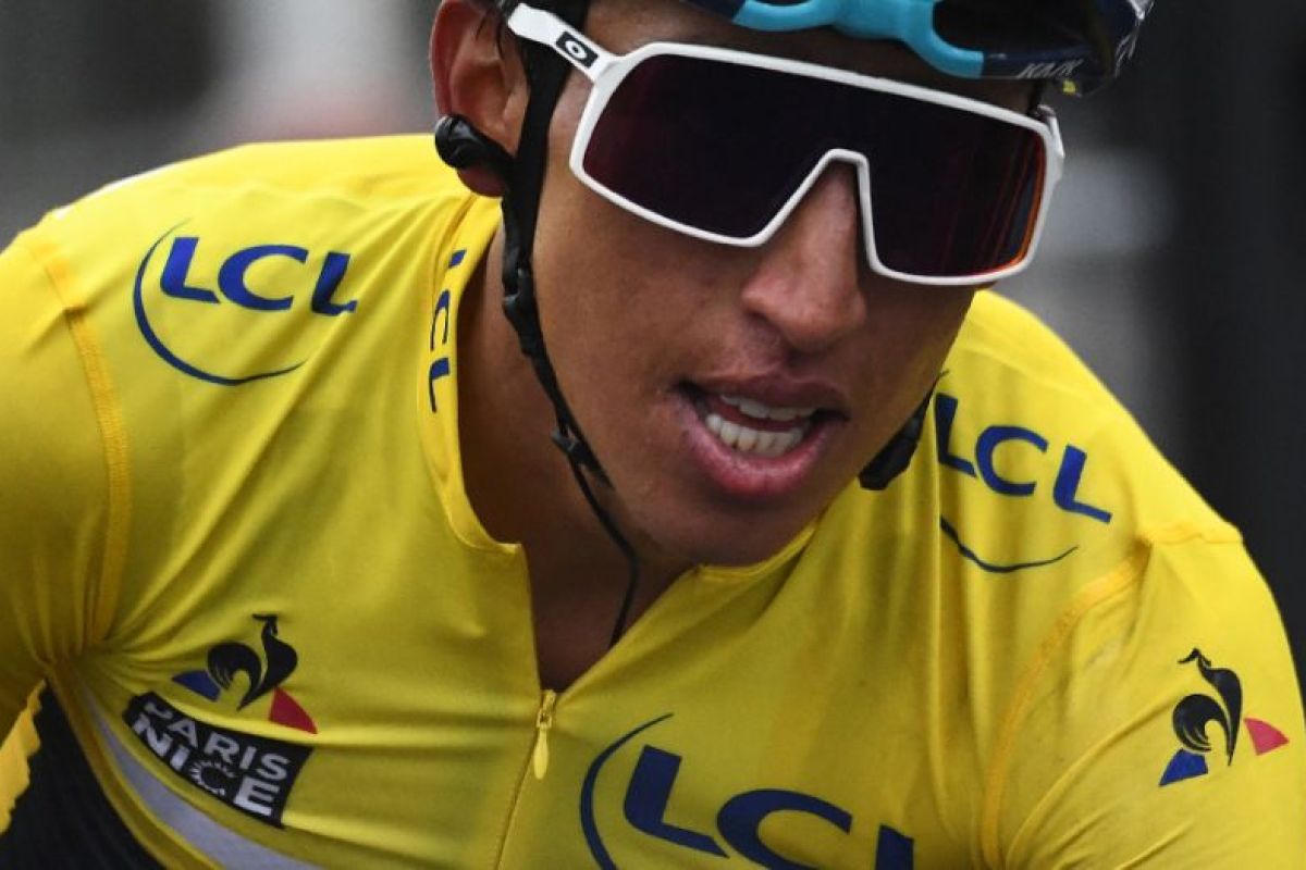 Bernal lelang sepeda, jersey Tour de France bantu anak-anak Kolombia