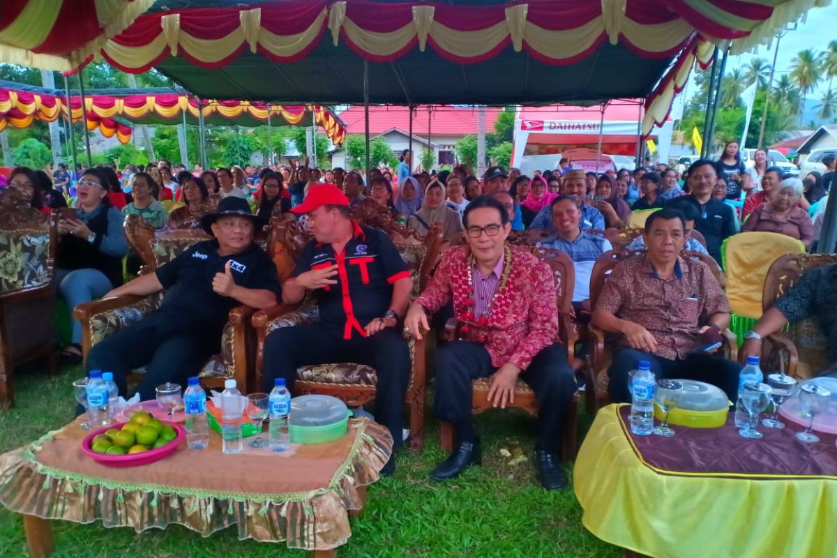 Warga etnis Minahasa mengggelar Festival Kaaruyan