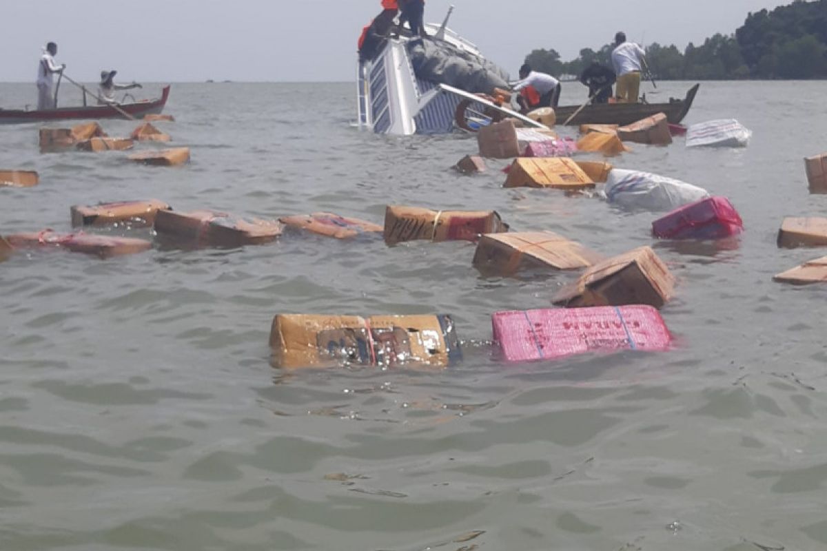 Riau Islands Marine Police evacuate Tenggiri boat