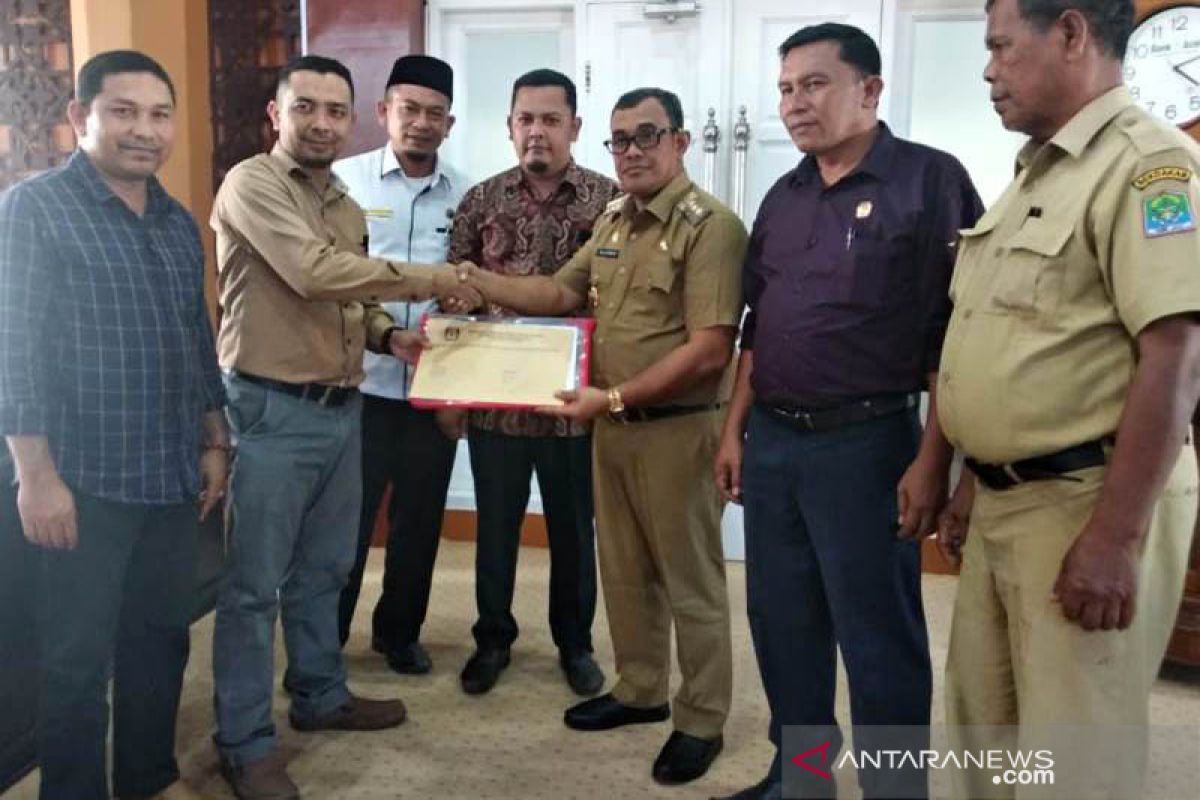 KIP Aceh Jaya serahkan berkas 20 calon Anggota DPRK terpilih kepada Bupati