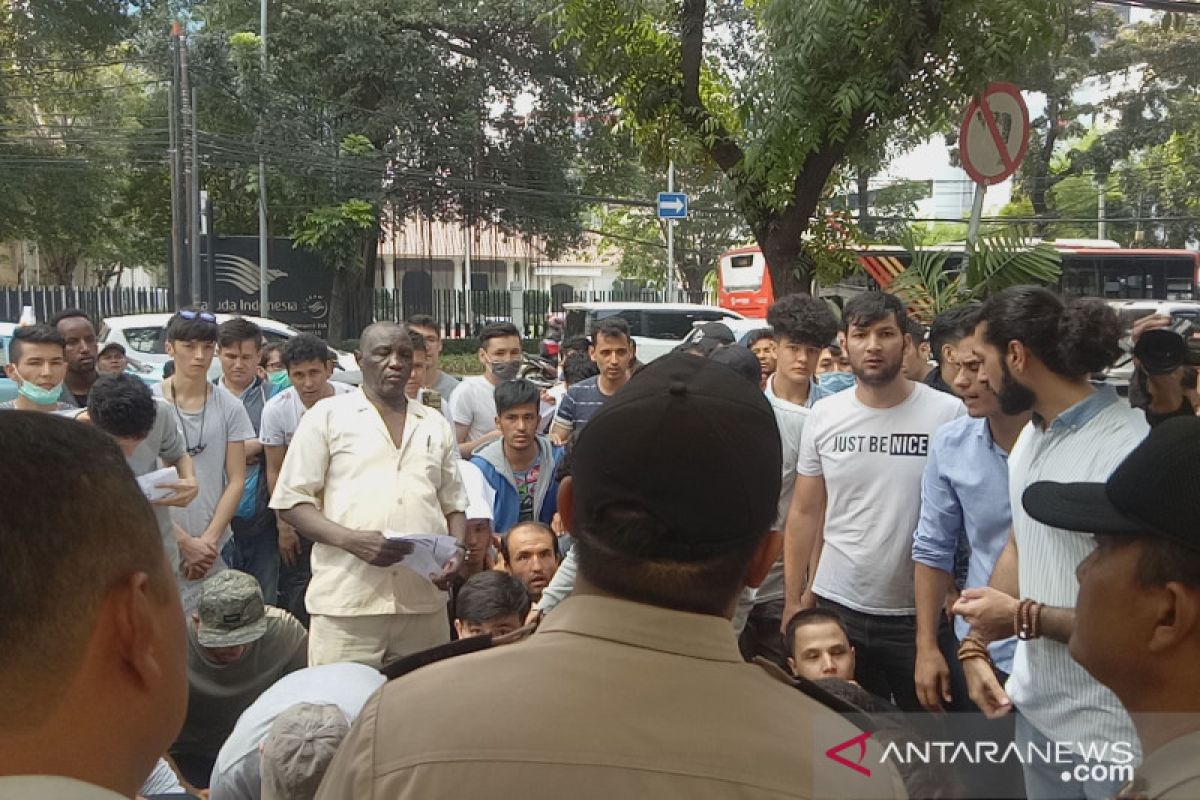 Foreign refugees again demonstrate in front of UNHCR Jakarta Office