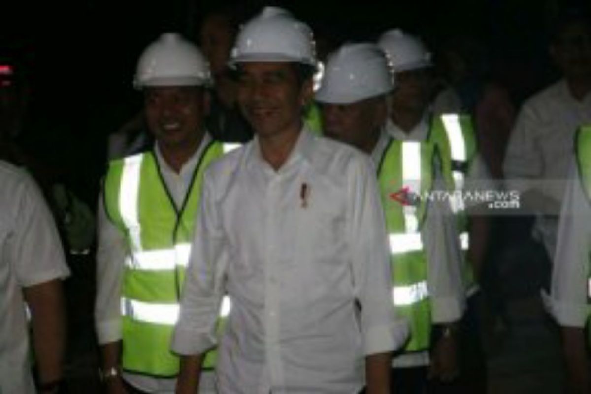 Presiden Joko Widodo tinjau dermaga Pelabuhan Muara Danau Toba