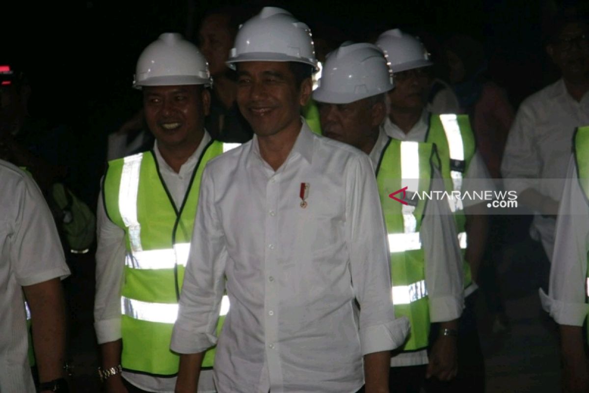 Jokowi tinjau dermaga Pelabuhan Muara di Tapanuli Utara