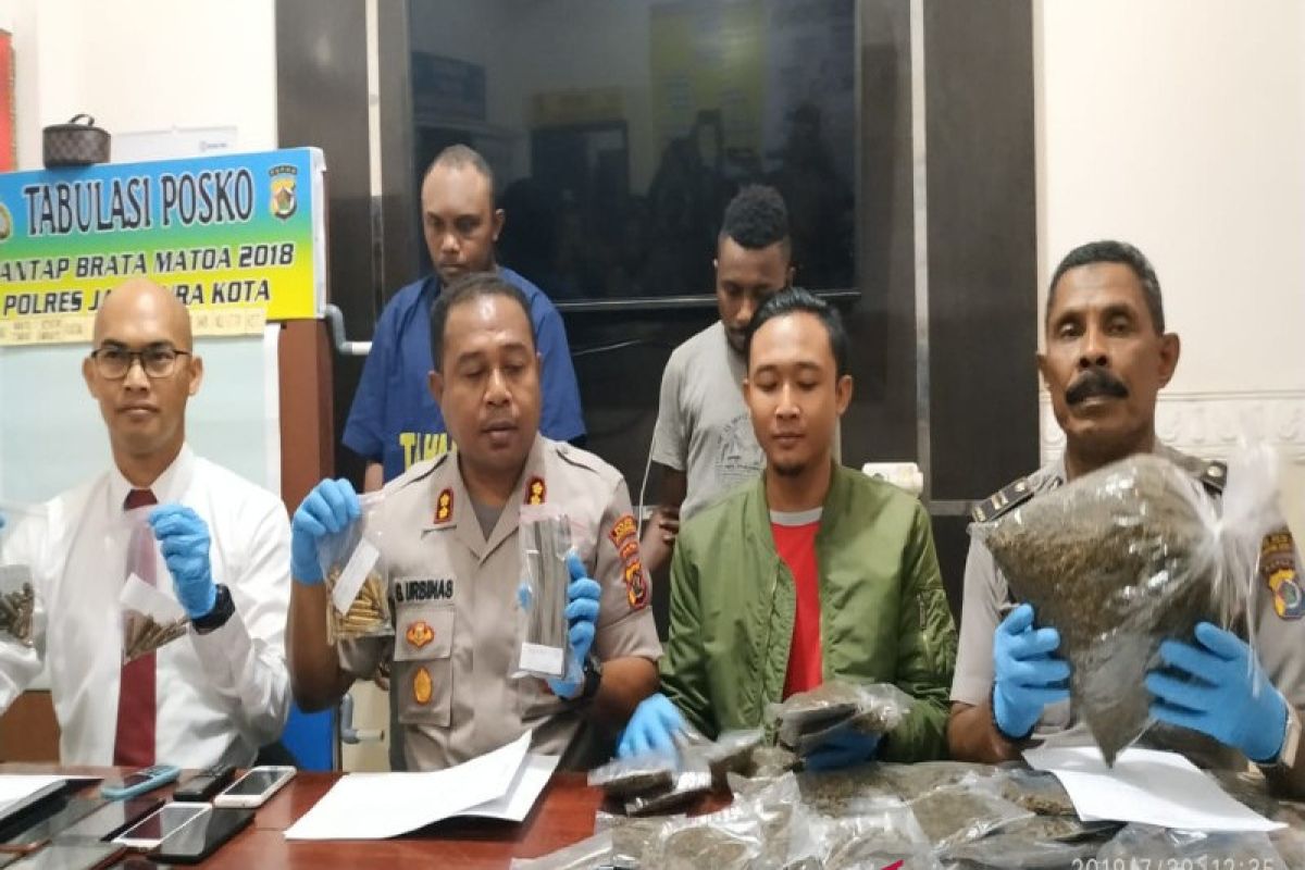 Polisi tangkap WN PNG pemasok ganja dan WNI, pemilik 89 butir amunisi