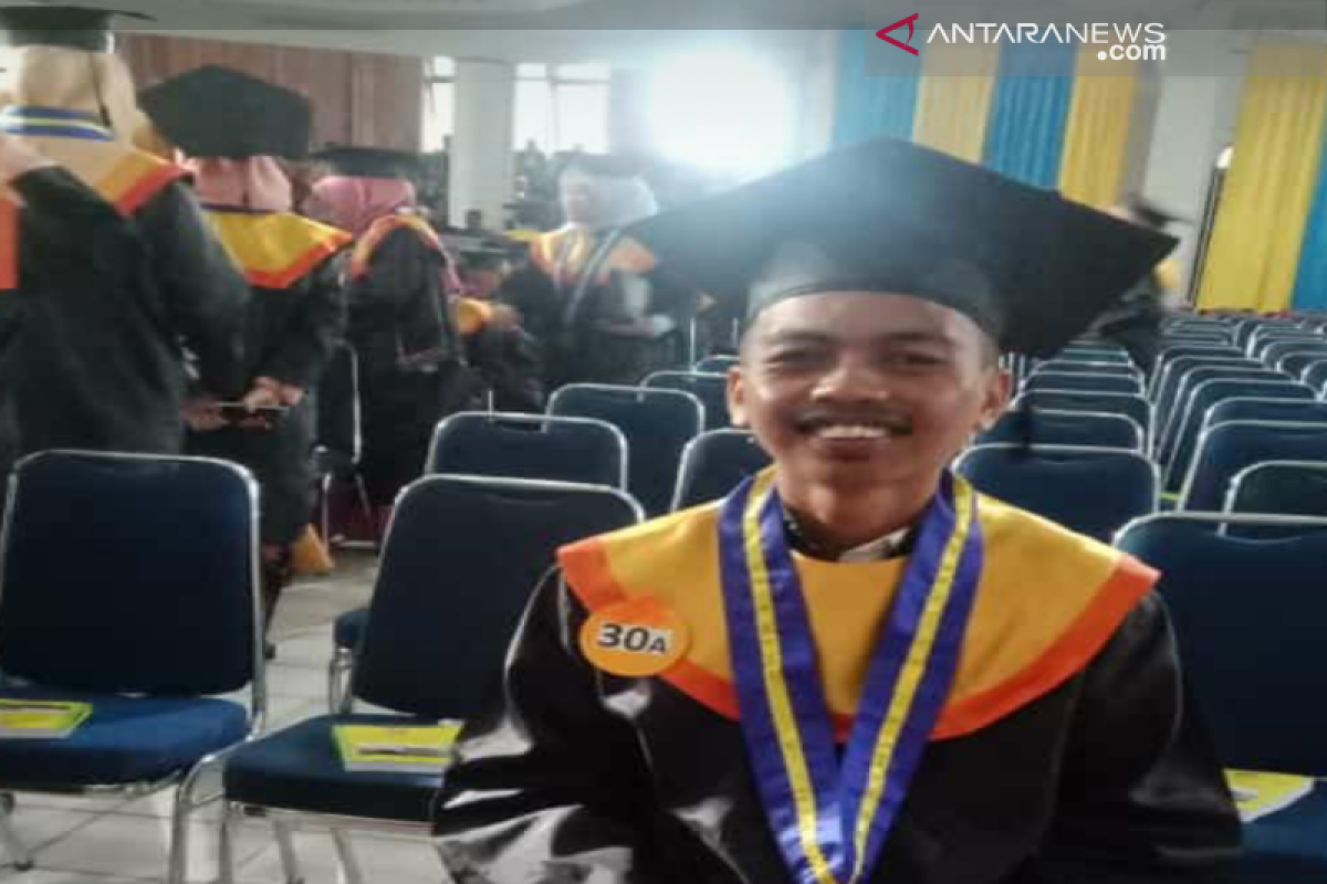 Anak tukang kayu jadi lulusan terbaik Universitas Halu Oleo