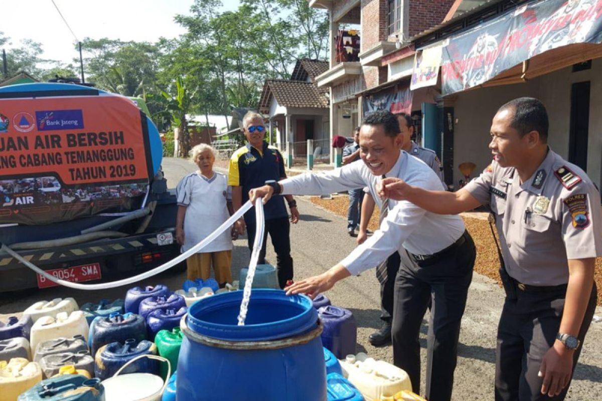 Bank Jateng bantu 20 tangki air bersih di Temanggung