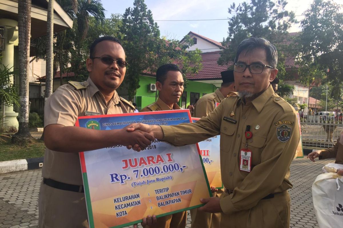 Jauhar Serahkan Hadiah Juara Lomdeskel Tingkat Provinsi Kaltim 2019