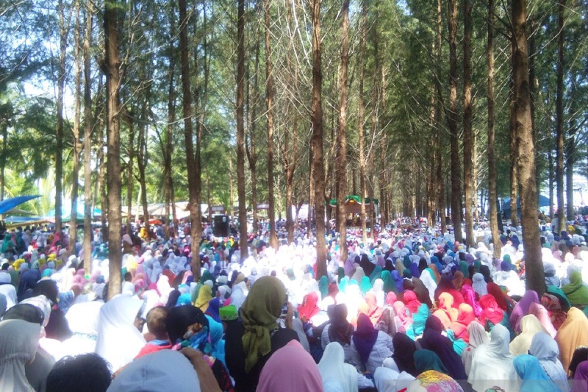 Jamaah "serbu" ceramah Mamah Dedeh di Mandeh