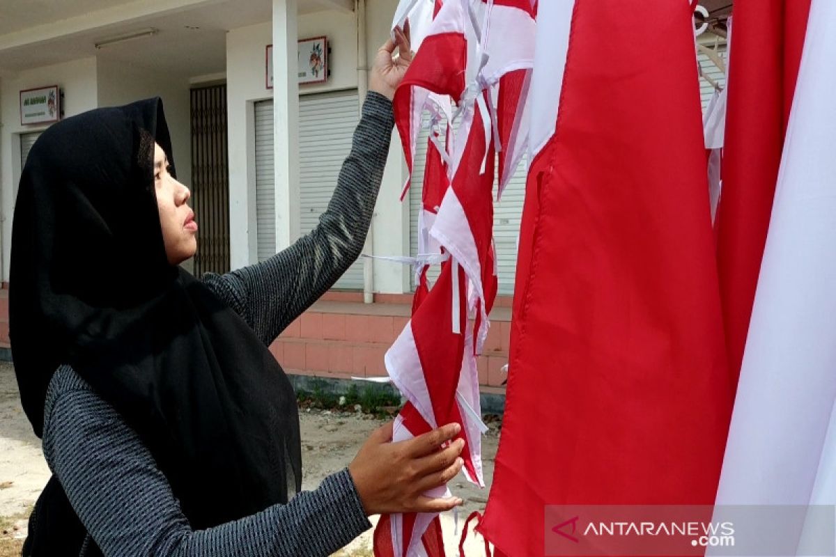 Penjual bendera di Sampit berharap penghasilan tidak menurun