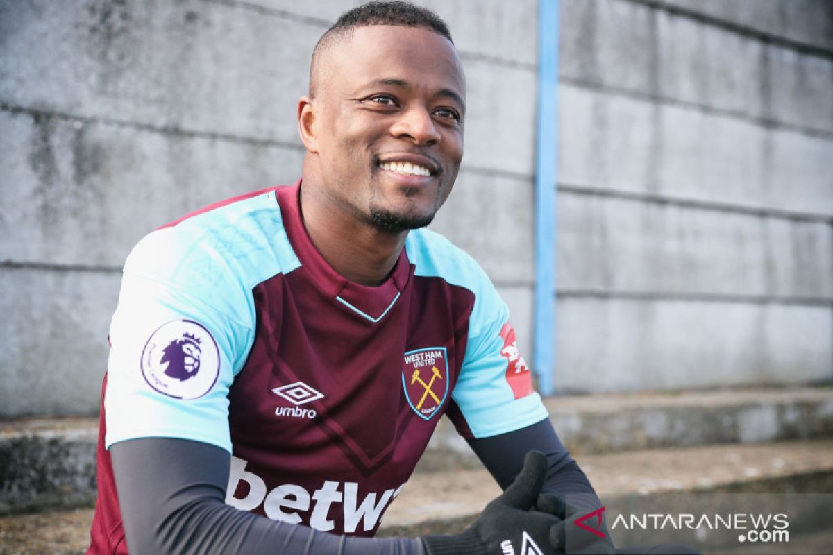 Evra resmi pensiun dan akan berkarier sebagai pelatih