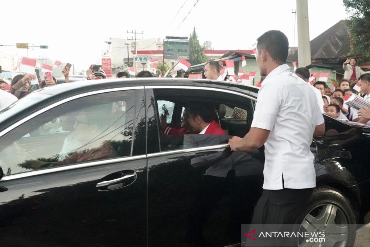 Ribuan warga elu-elukan Presiden Jokowi saat tinggalkan Salib Kasih