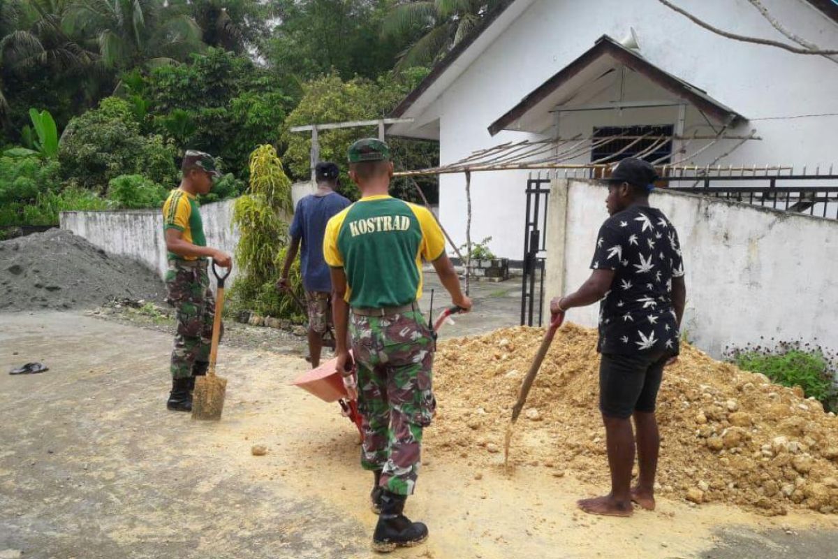 Satgas Yonif 328/DGH menata halaman Gereje Betlehem Kampung Mosso