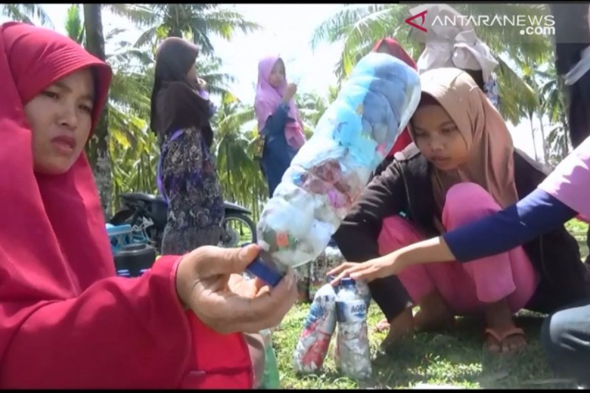 Residents of Jorong Maligi, Pasaman Barat, use waste with ecobric