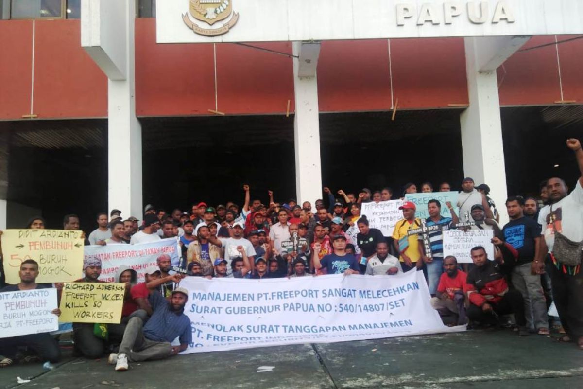 Eks karyawan Freeport dan mahasiswa demo di Kantor Gubernur Papua