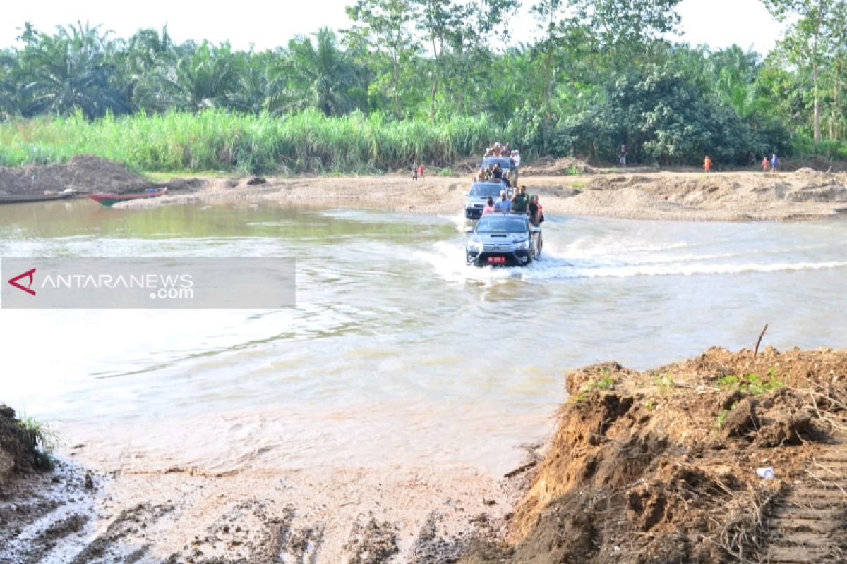 Lewati sungai demi membangun akses Desa Hutaraja Lamo-Mondang