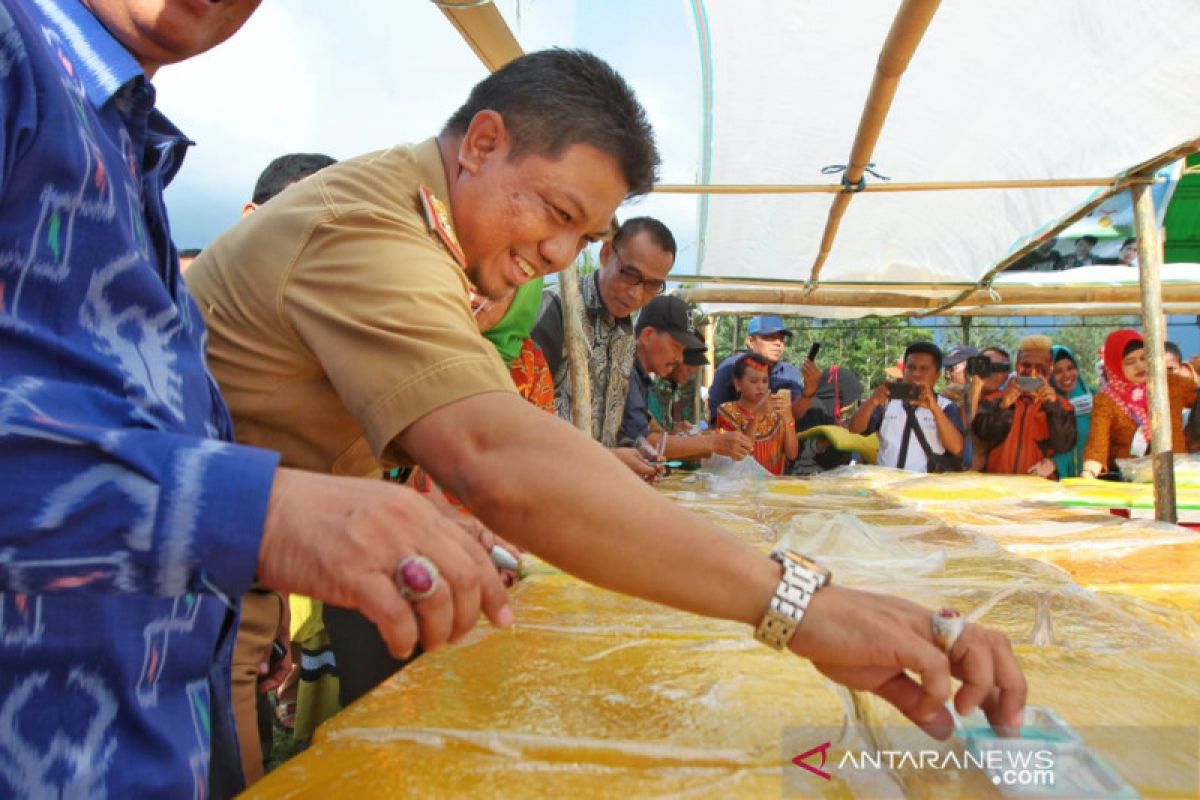 Kue lapis terpanjang dan terbesar ini dapat rekor MURI