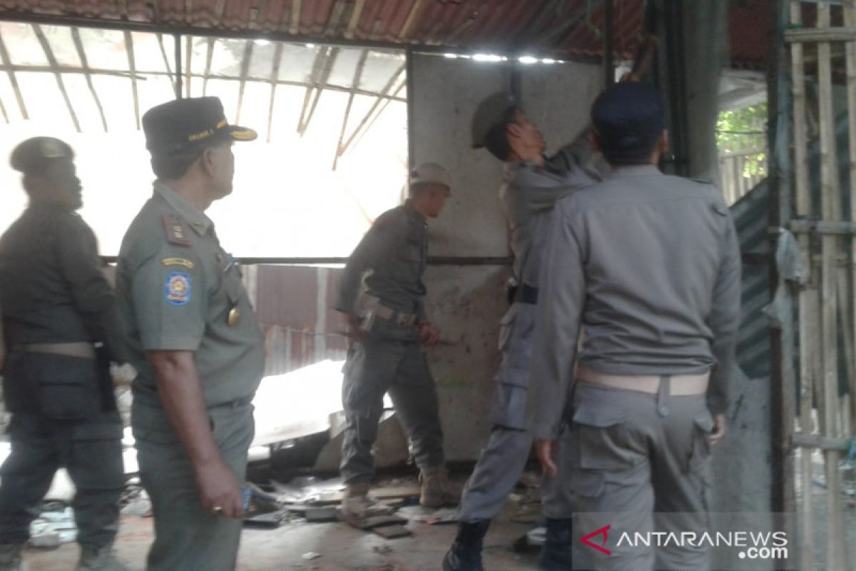 Aparat tertibkan puluhan bangunan liar di jalur hijau Kalideres