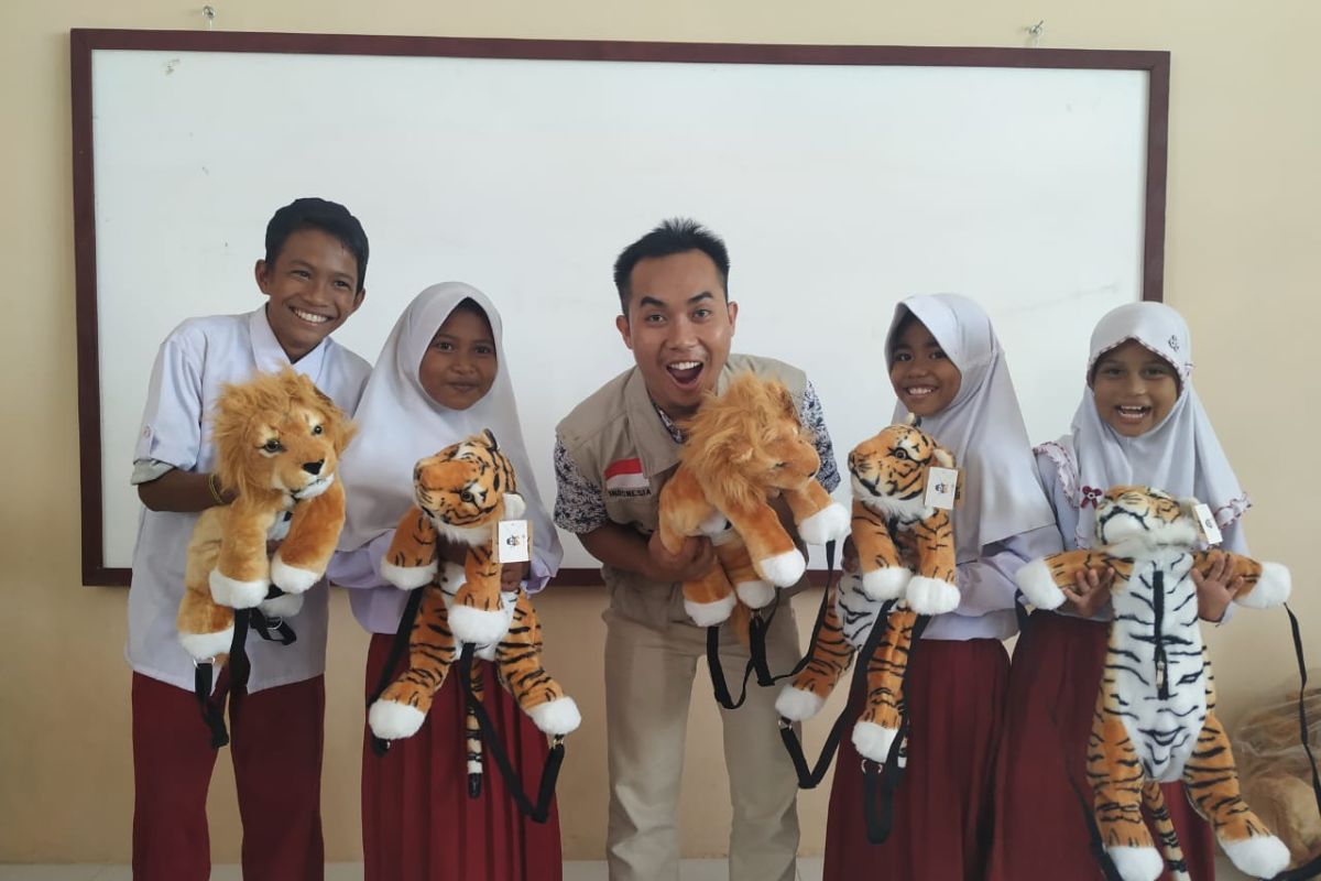 Peringati HHI, Baznas bagi-bagi 500 boneka harimau kepada siswa Donggala