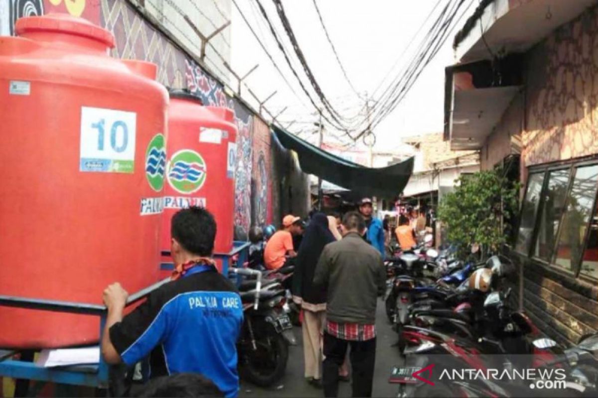 Korban kebakaran Tebet dapatkan bantuan air bersih PT Palyja