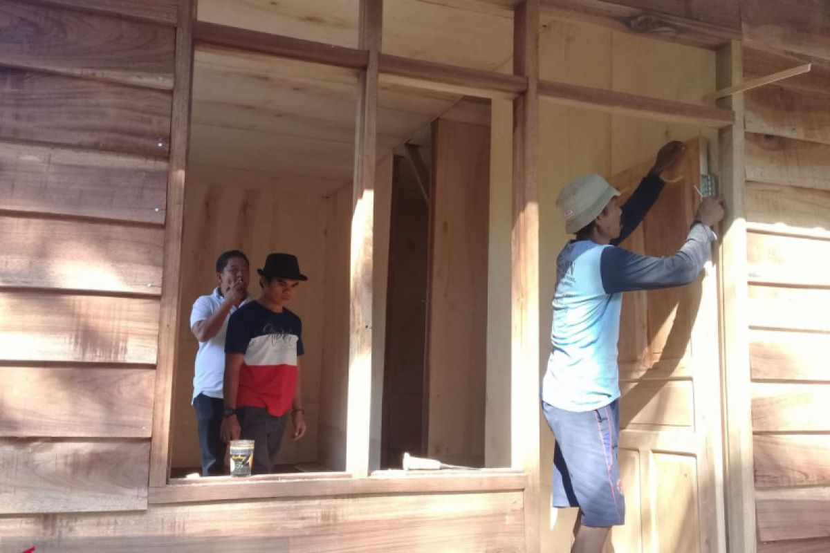 Aktivis NTB membangun rumah tahan gempa di Lombok Utara