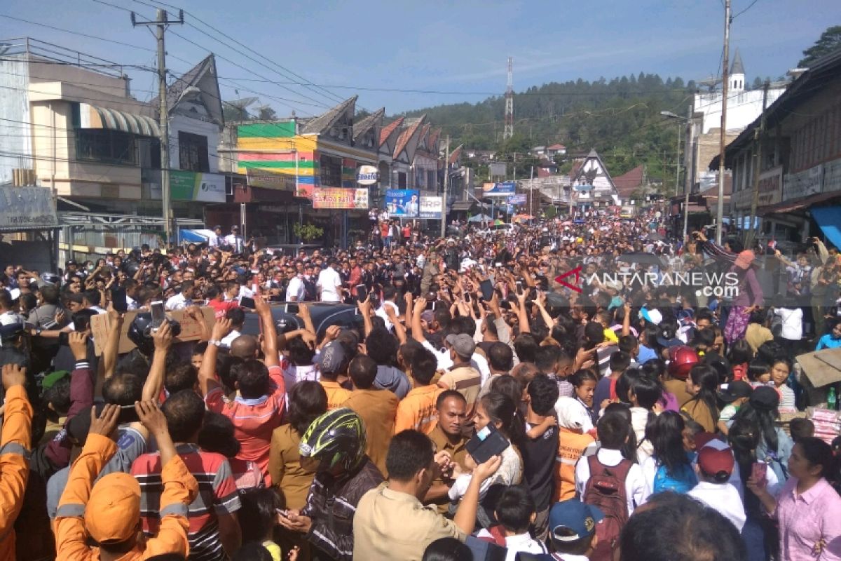 Tinggalkan Salib Kasih menuju Siborongborong, Jokowi dihadang puluhan ribu warga