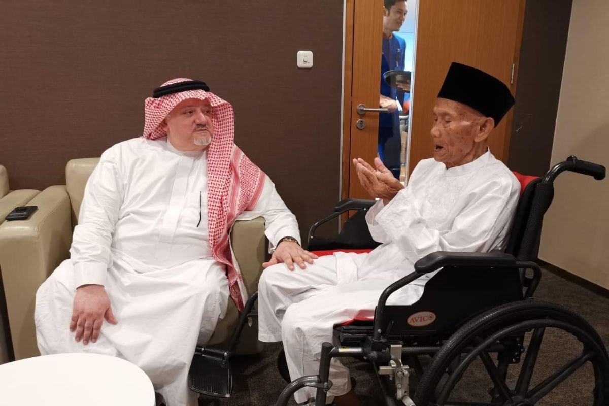 Dubes Saudi antar kakek berusia 94 tahun berangkat haji