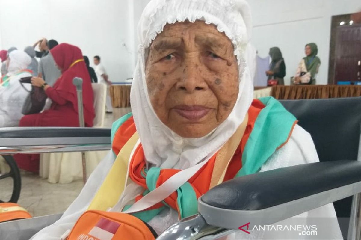 Calon haji lansia Mandailing Natal semangat ke Tanah Suci