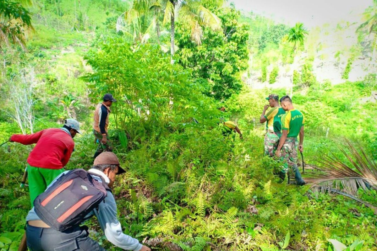 Satgas Yonif 328/DGH ajak warga Koya Koso garap lahan tidur