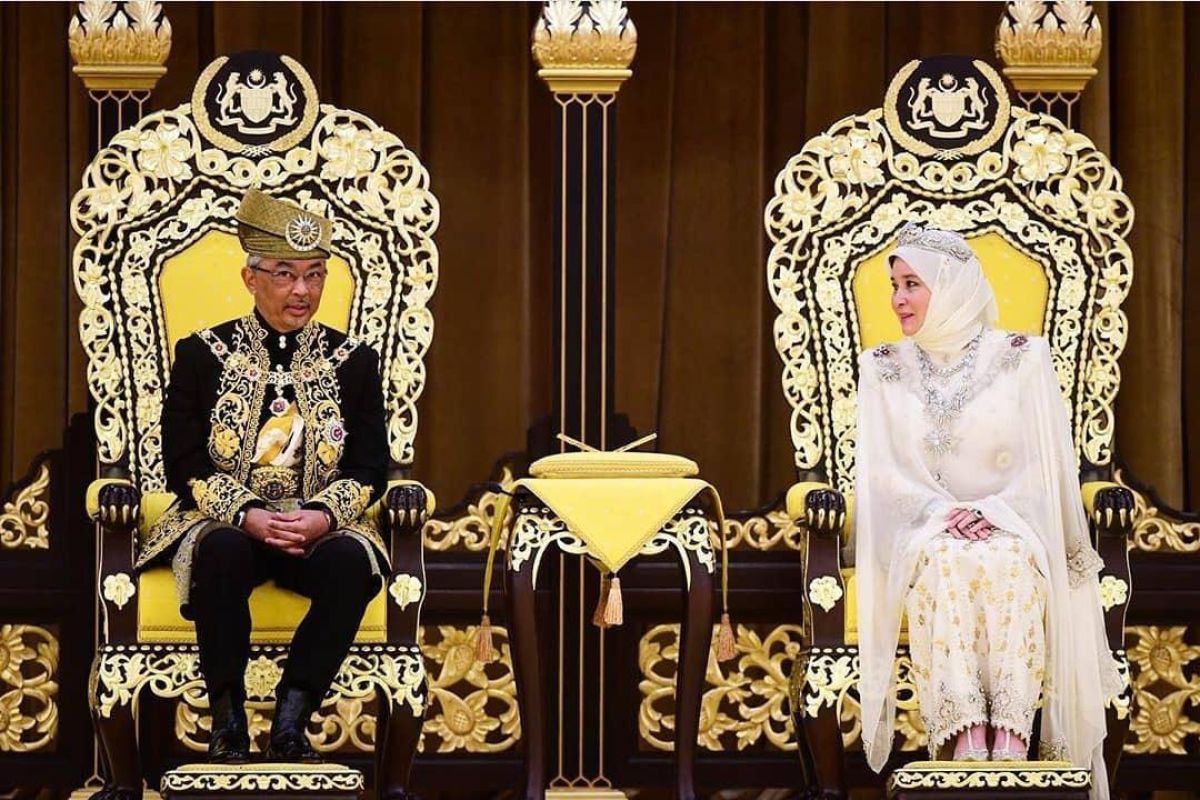 Sultan Pahang dinobatkan sebagai Raja Malaysia.