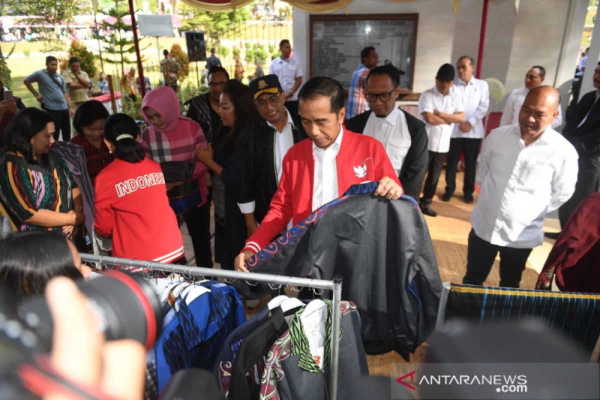 Presiden Jokowi beli jaket ulos Sibolang Rasta di Tapanuli Utara