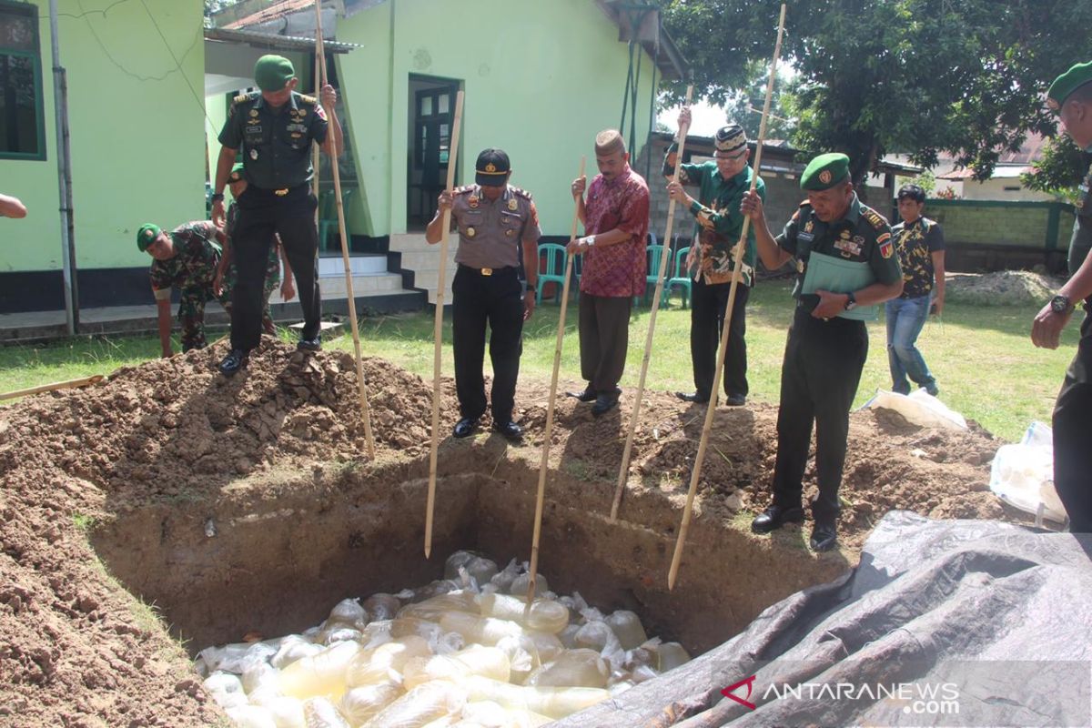 Koramil dan Polres Limboto musnahkan ribuan liter minuman keras