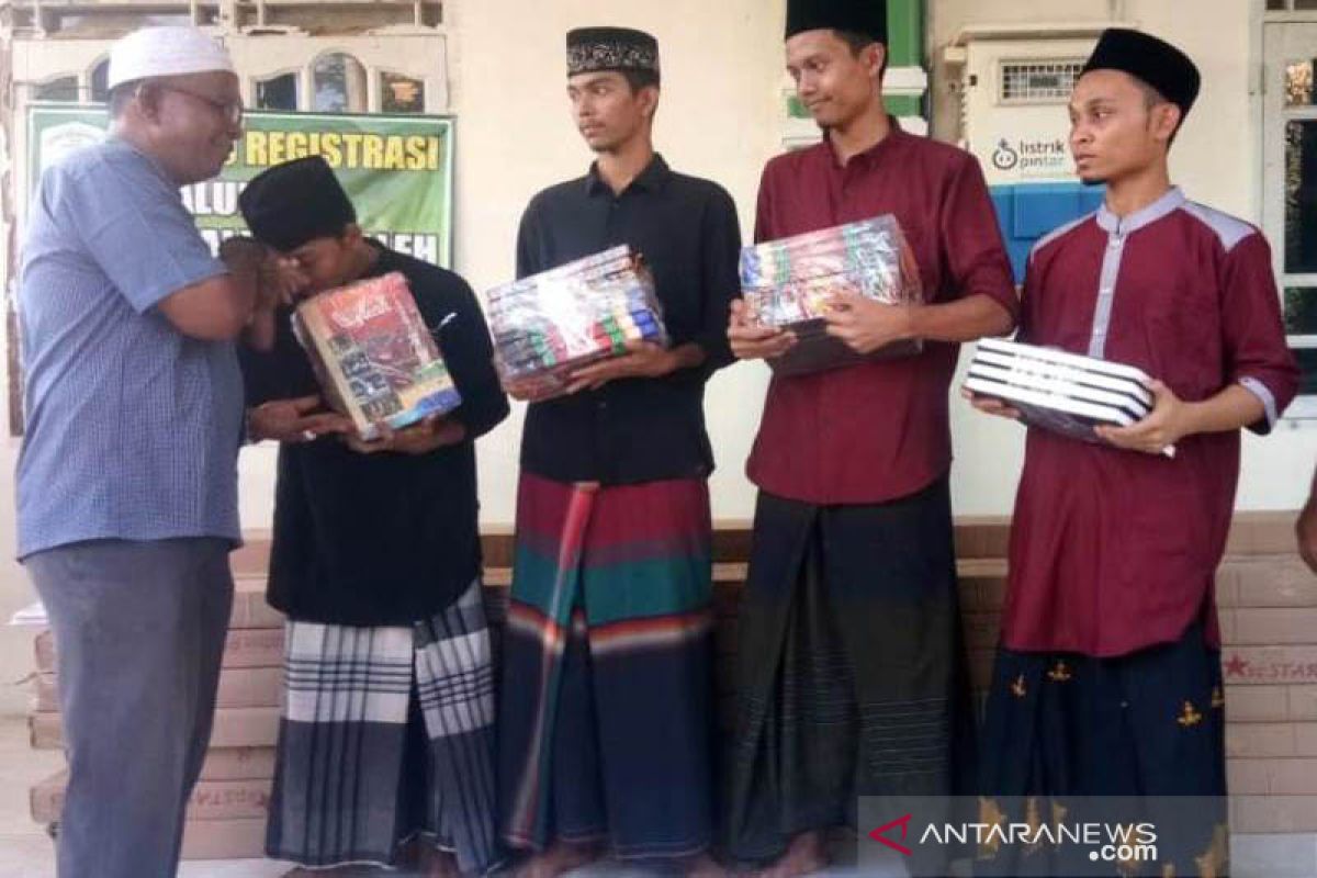 Lembaga sosial di Aceh serahkan kitab kuning untuk 21 santri kurang mampu