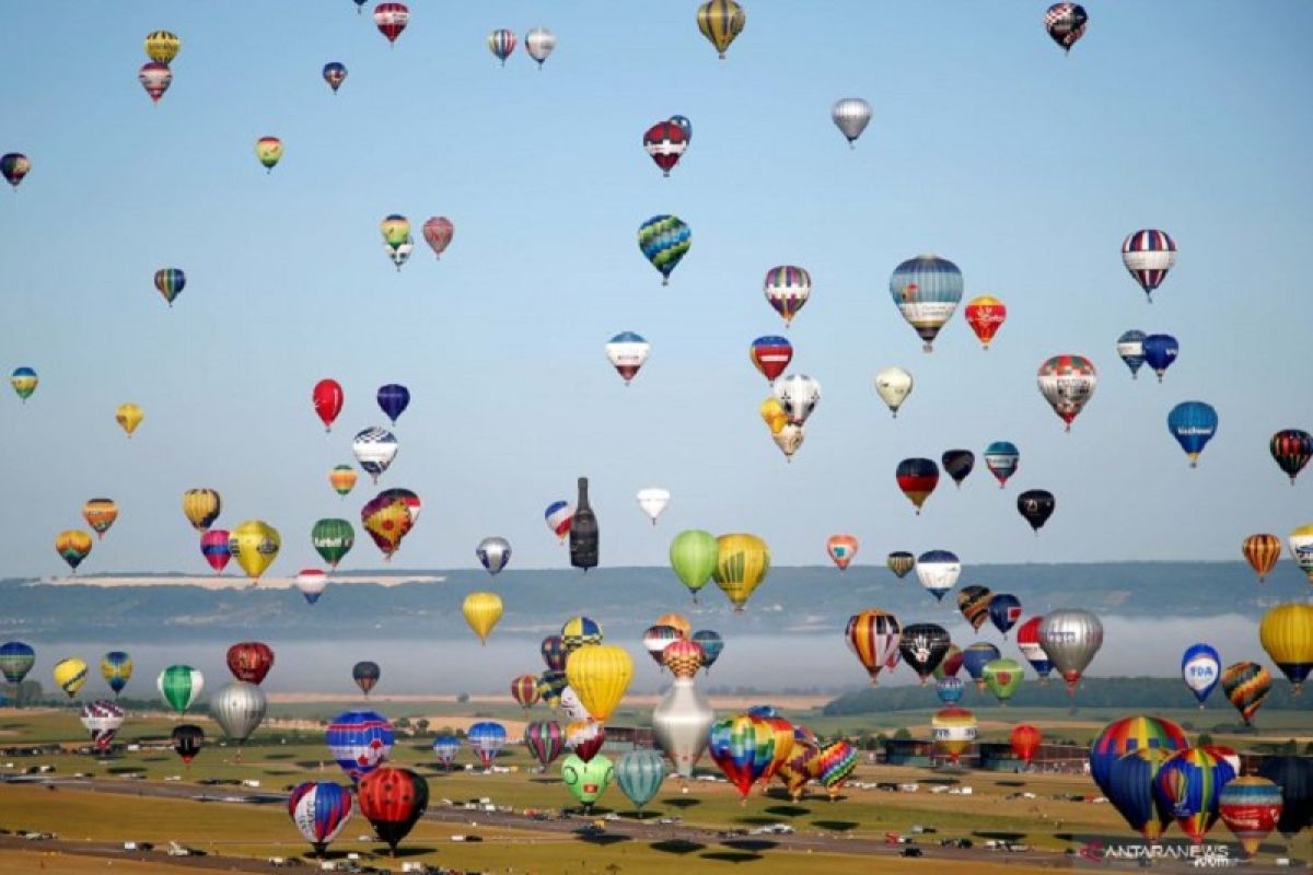 Wow! Ratusan balon udara terbanyak terbang pecahkan rekor dunia