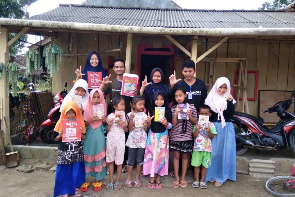 Mahasiswa KKN Unila bangun belasan lamban baca di Lampung Barat