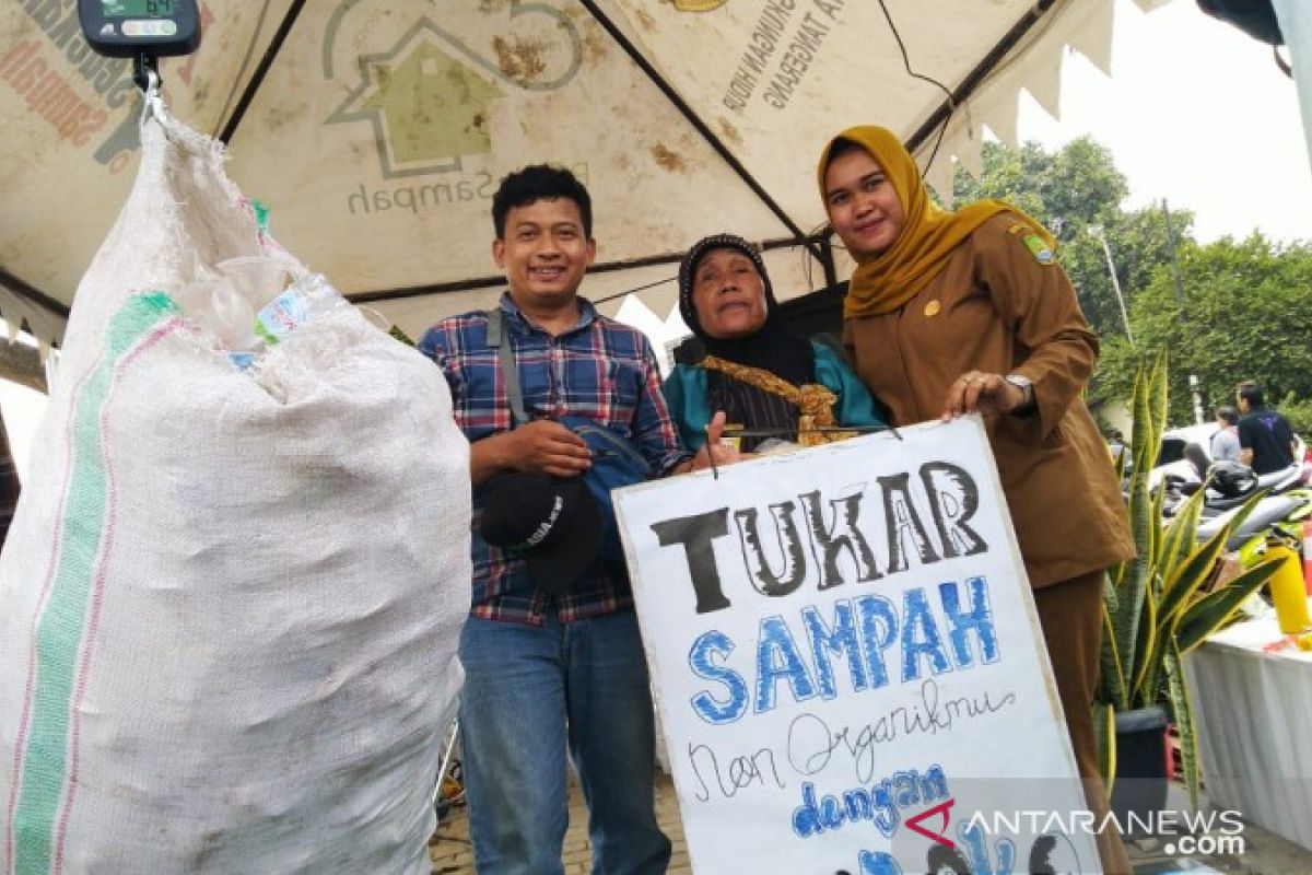 DLH Tangerang tukar 20 botol plastik bekas dengan tumbler