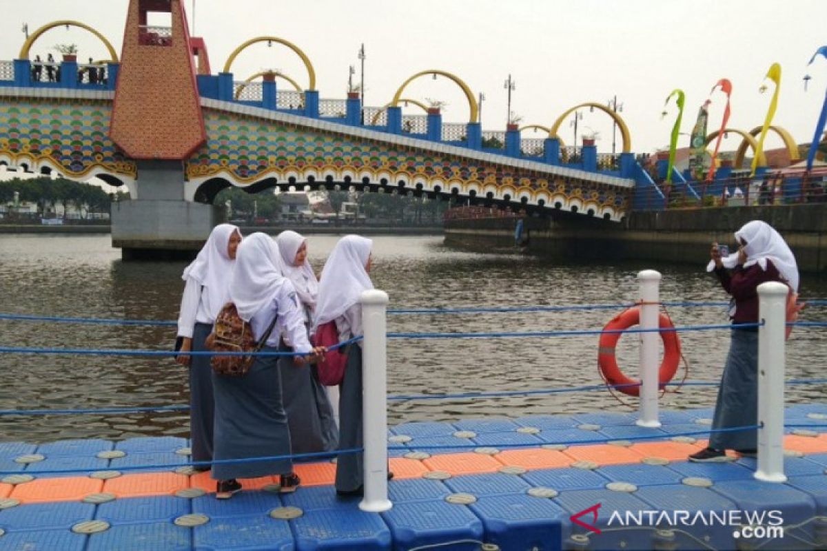 Jembatan apung di Festival Cisadane menjadi favorit swafoto