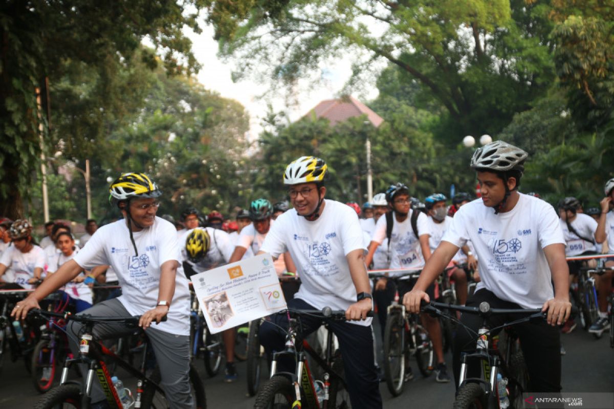 Dozens cycle in Jakarta to commemorate Gandhi's birth anniversary