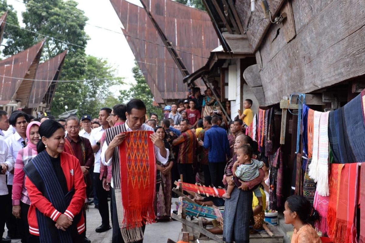 Jokowi visits Kampong Ulos Hutaraja in North Sumatra