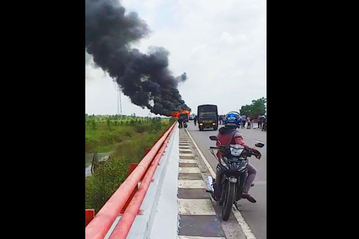 Belasan anggota polisi selamat dari 'maut' bus terbakar di Jembatan Tumbang Nusa