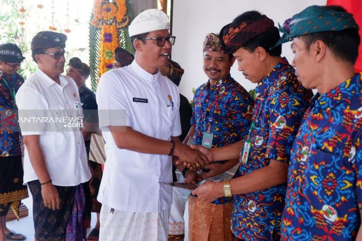 Di Hari Koperasi, Sekda Gianyar serahkan izin usaha simpan pinjam