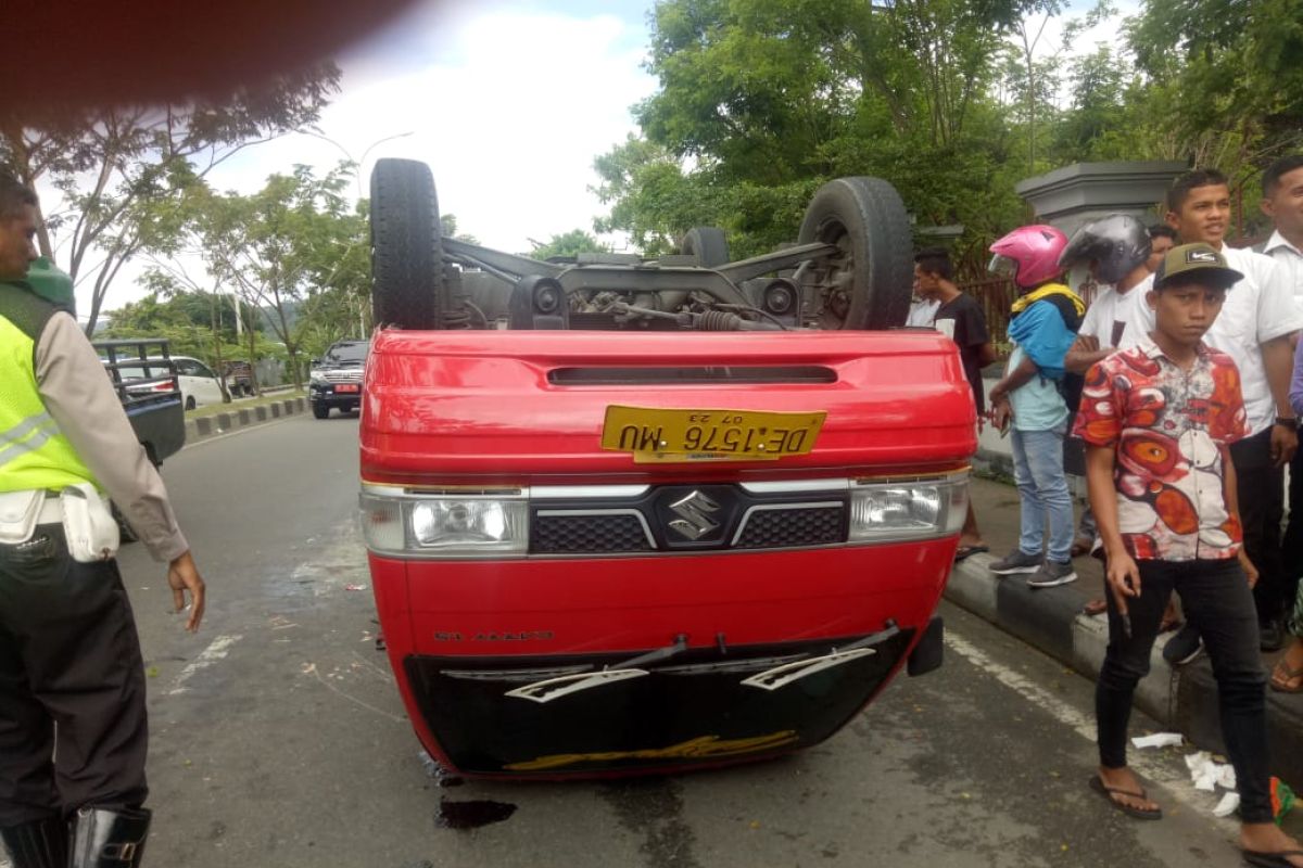 Angkot terbalik akibatkan dua penumpang patah tulang