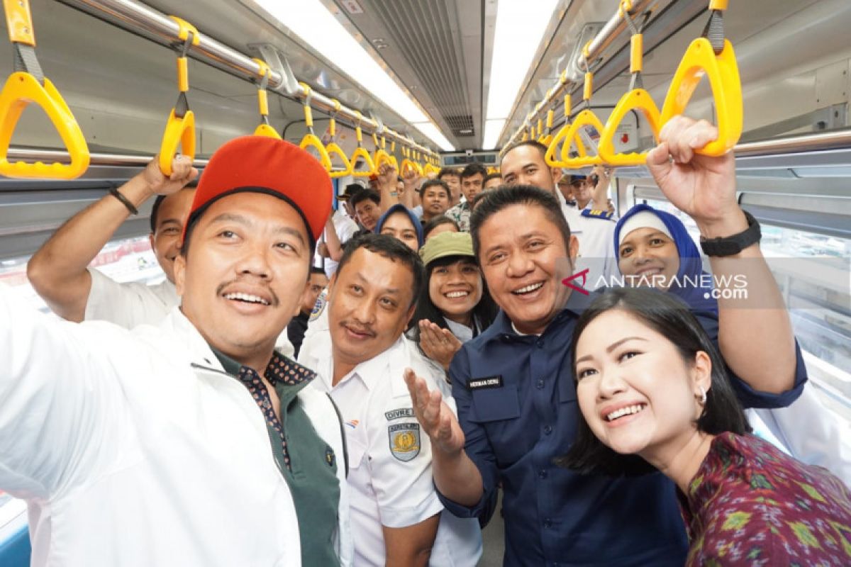 Menpora ajak masyarakat Sumsel naik LRT